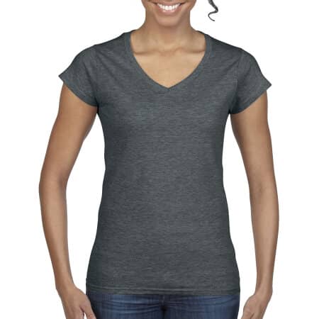 Strapazierfähiges weiches Damen T-Shirt mit V-Ausschnitt in Dark Heather von Gildan (Artnum: G64V00L